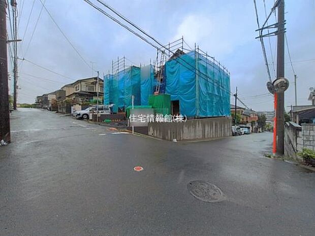 前面道路を含めた現地写真です。