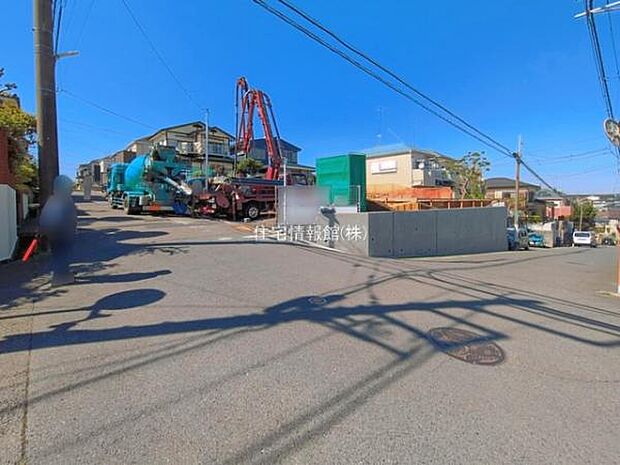 前面道路を含めた現地写真です。