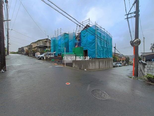 前面道路を含めた現地写真です。