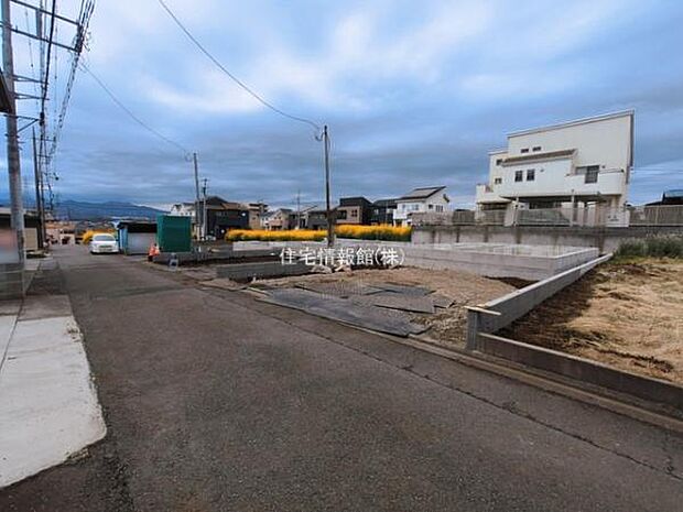 前面道路を含めた現地写真です。