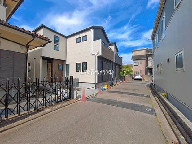 前面道路を含めた現地写真です。