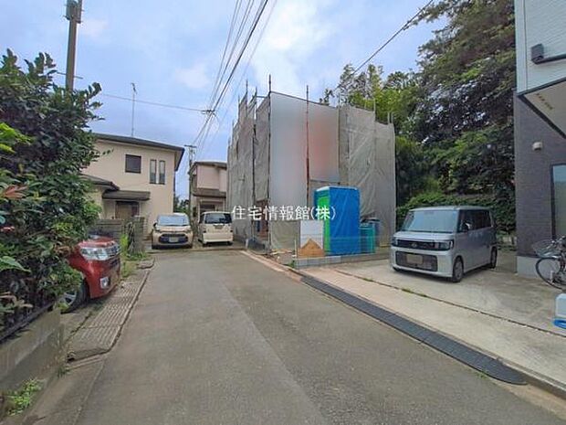 前面道路を含めた現地写真です。