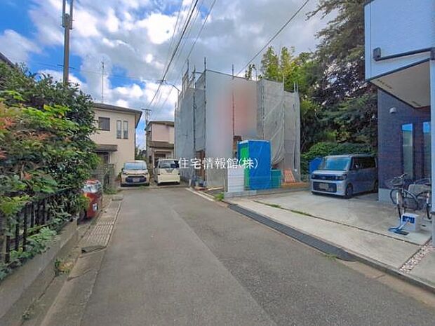 前面道路を含めた現地写真です。