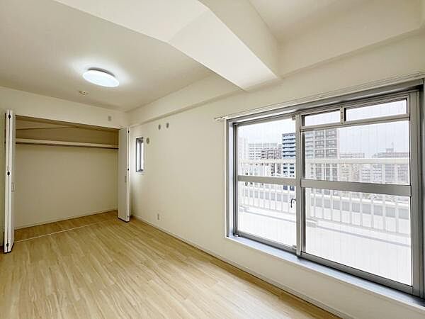 明るい広々とした主寝室でご家族ゆっくりお休みになれますね。