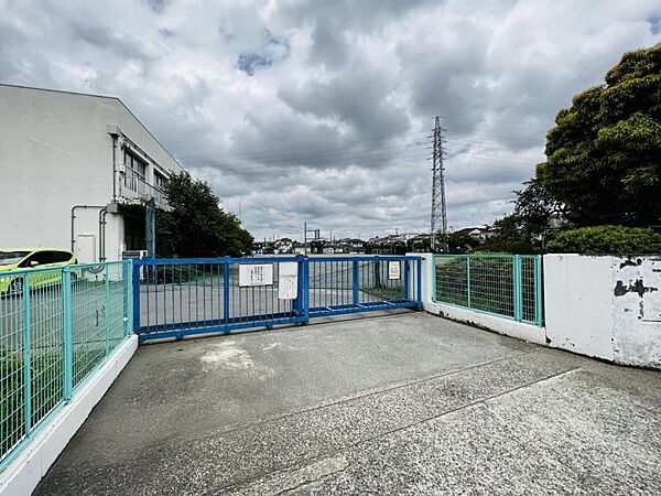 座間市立相模が丘小学校まで約850m（徒歩11分）