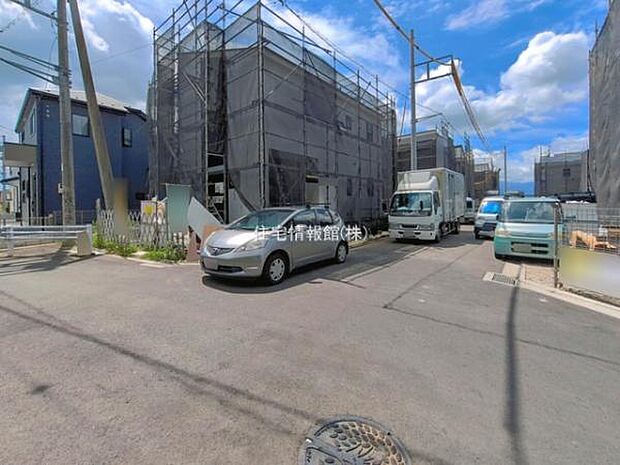 前面道路を含めた現地写真です。