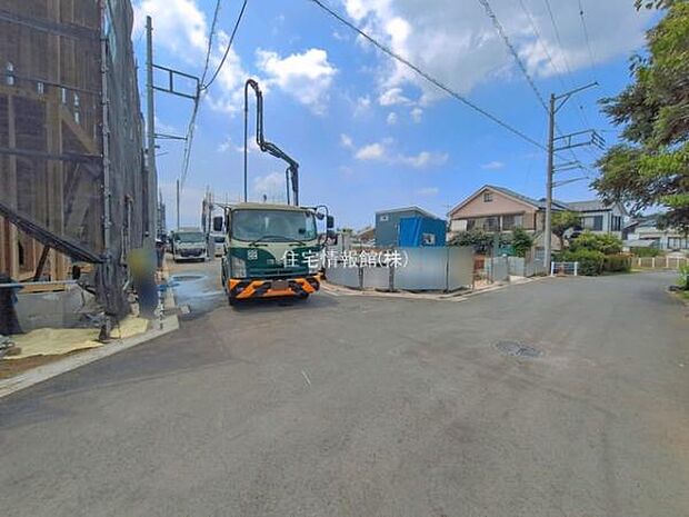 前面道路を含めた現地写真です。