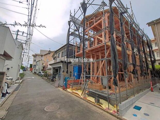 前面道路を含めた現地写真です。