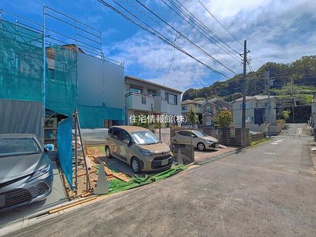 前面道路を含めた現地写真です。