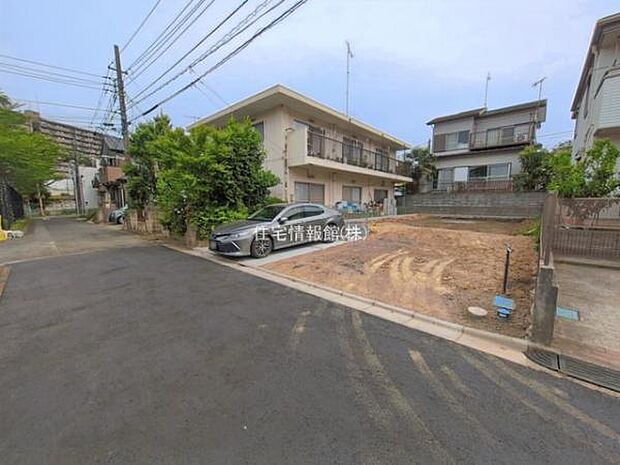 前面道路を含めた現地写真です。