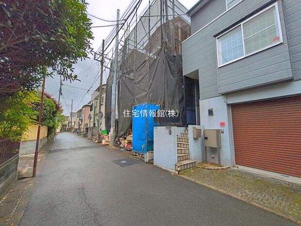 前面道路を含めた現地写真です。