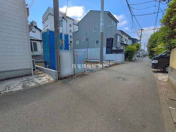 前面道路を含めた現地写真です。