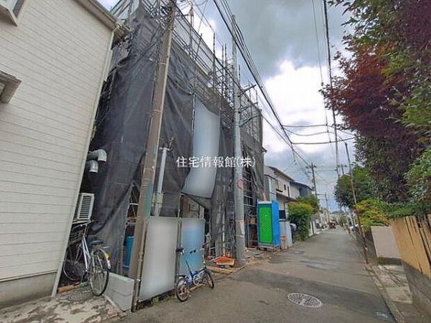 前面道路を含めた現地写真です。
