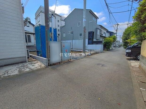 前面道路を含めた現地写真です。