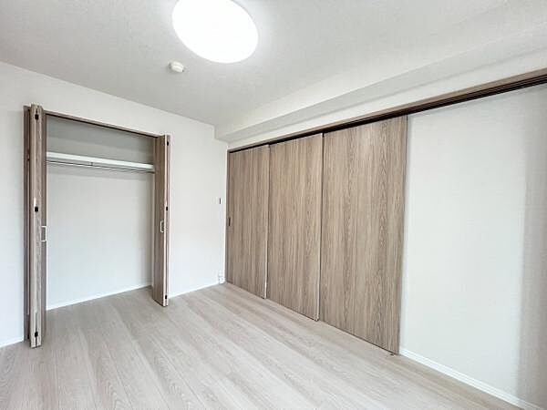 いつでもお部屋をスッキリお使い頂ける収納スペースを設置。