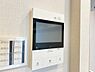 設備：訪問者を確認できるTVモニター付きインターフォンです。