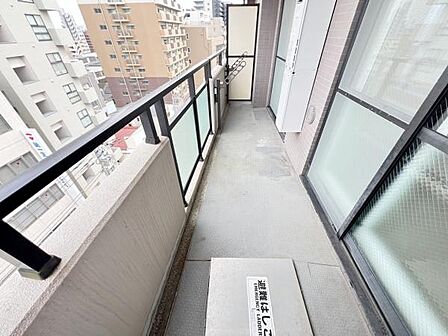 2室から出入り可能で使い勝手の良いバルコニースペースです。