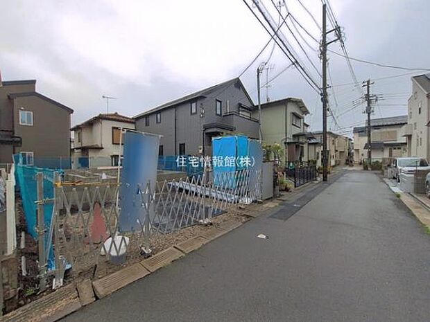 前面道路を含めた現地写真です。