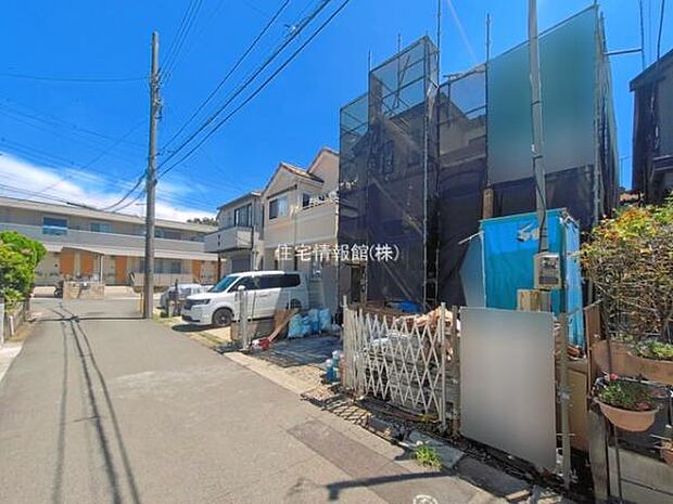 前面道路を含めた現地写真です。