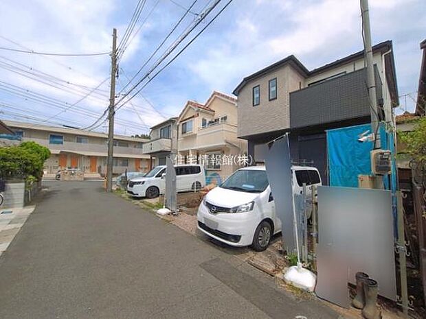 前面道路を含めた現地写真です。