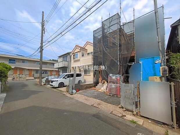前面道路を含めた現地写真です。