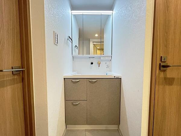 洗面化粧台です。朝の身支度から1日が始まります。