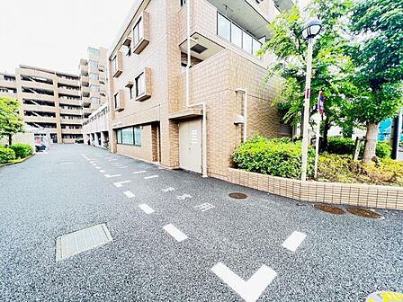 駐車場です。前面道路との高低差も少なく、スムーズに出入りできます。