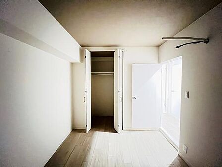 いつでもお部屋をスッキリお使い頂ける収納スペースを設置。