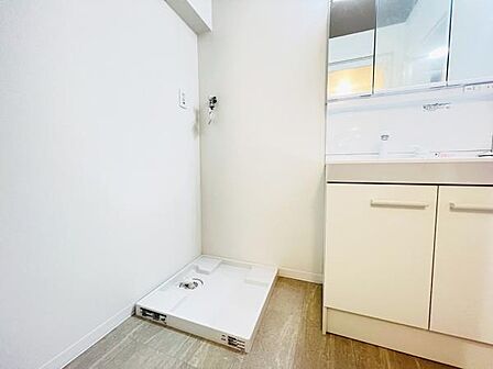 ランドリースペースです。身支度を整えながら洗濯機の操作を行えます。