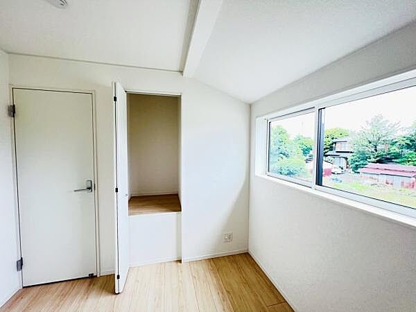 収納が備わっており、子供部屋や在宅ワークスペース等にもおすすめです。