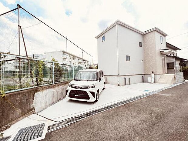 駐車場ももちろん完備しておりますのでお車所有の方にも心強いです。