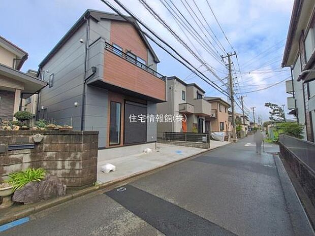 前面道路を含めた現地写真です。