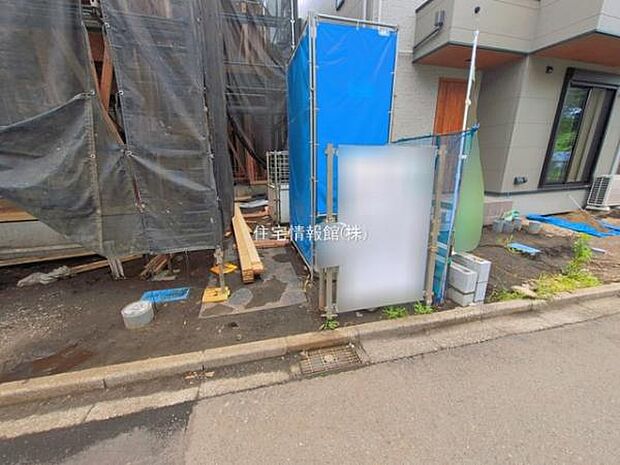 前面道路を含めた現地写真です。