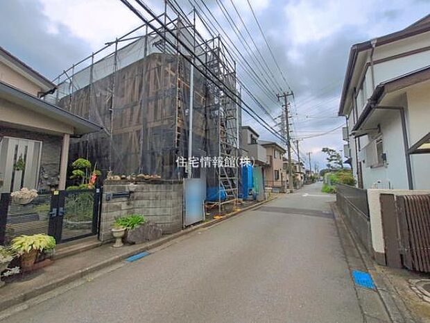 前面道路を含めた現地写真です。