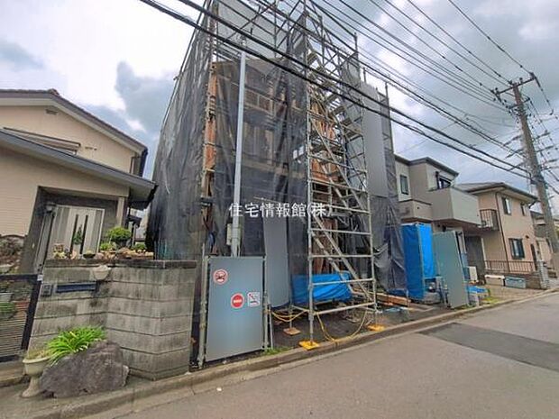 前面道路を含めた現地写真です。