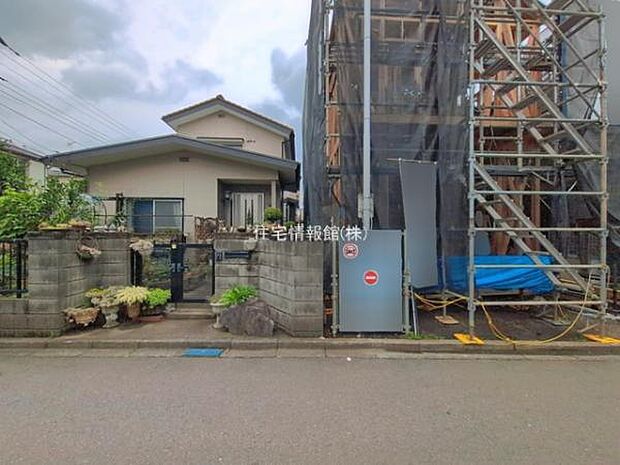 前面道路を含めた現地写真です。