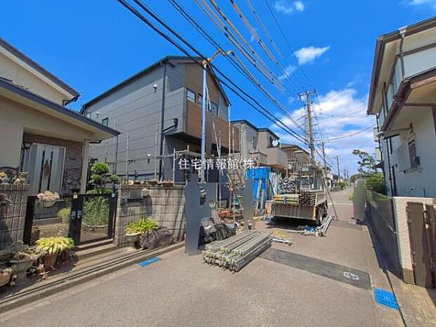 前面道路を含めた現地写真です。