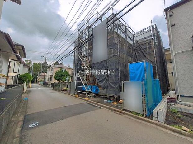 前面道路を含めた現地写真です。