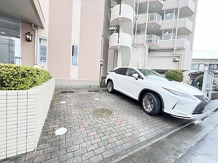 駐車場ももちろん完備しておりますのでお車所有の方にも心強いです。