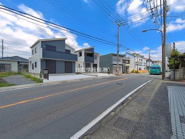 前面道路を含めた現地写真です。