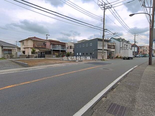 前面道路を含めた現地写真です。