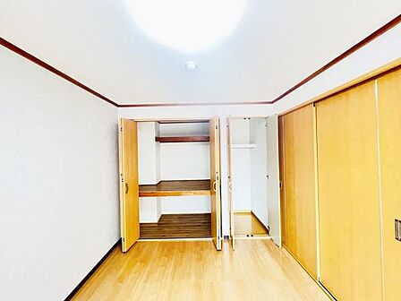 いつでもお部屋をスッキリお使い頂ける収納スペースを設置。