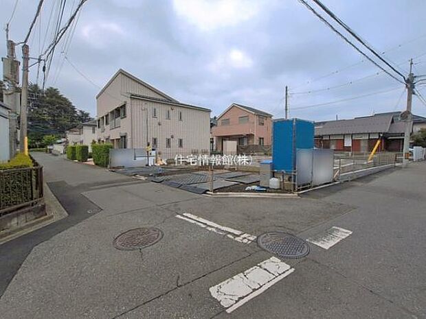 前面道路を含めた現地写真です。