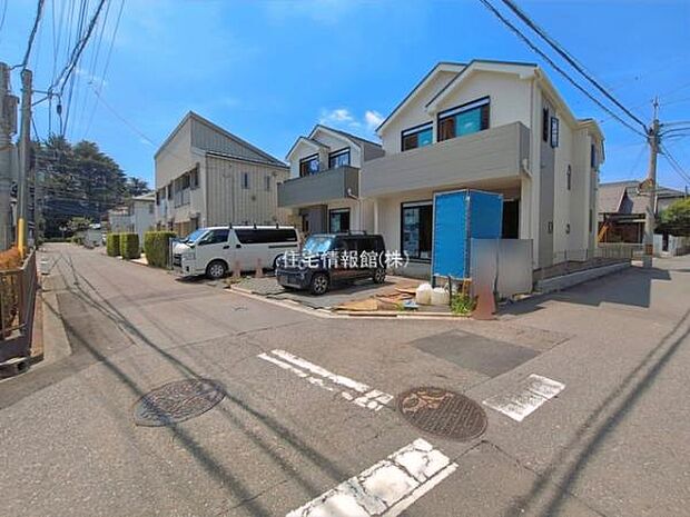 前面道路を含めた現地写真です。