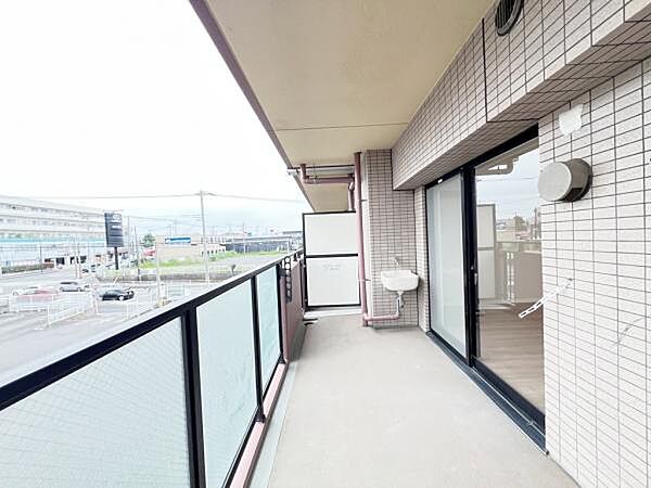 2室から出入り可能で使い勝手の良いバルコニースペースです。