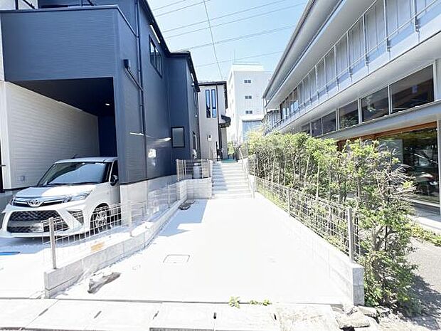 駐車場ももちろん完備しておりますのでお車所有の方にも心強いです。