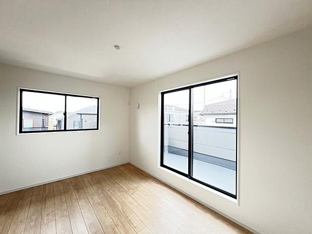 2面採光の明るい洋室です。