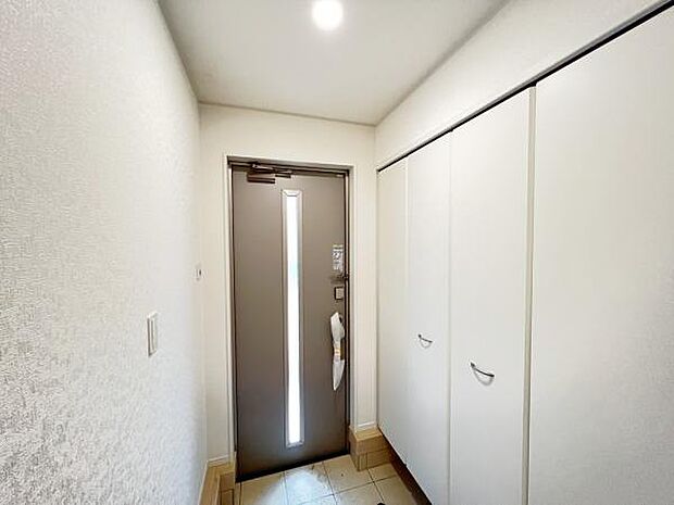 散らかりがちな玄関もスッキリの玄関収納付。