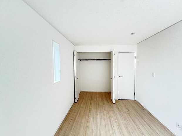 明るい広々とした主寝室でご家族ゆっくりお休みになれますね。