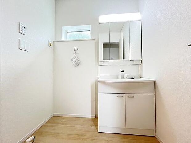 洗面化粧台です。朝の身支度から1日が始まります。